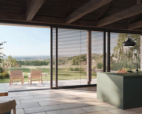 Innenraum mit Panoramablick und stilvoller Einrichtung Moderne Innenarchitektur mit Blick auf die Natur durch große Fenster