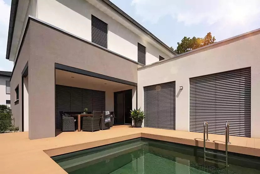 Außenjalousien an modernem Haus mit Pool