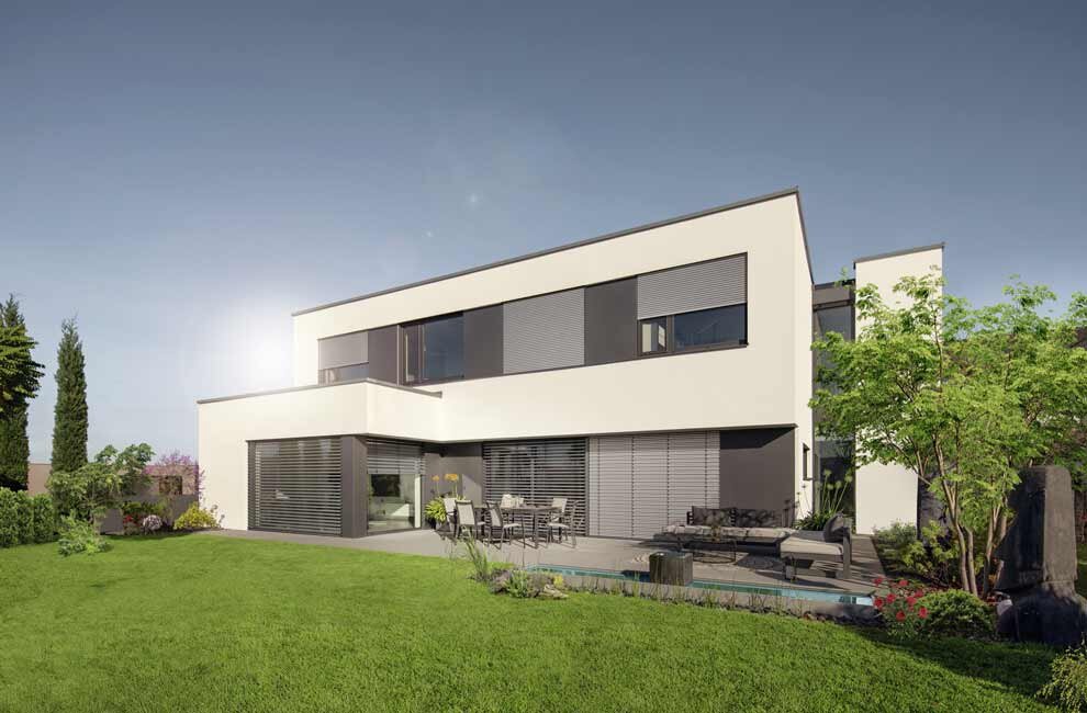 Fenster-System-Außenjalousien an modernem weißen Haus mit Garten