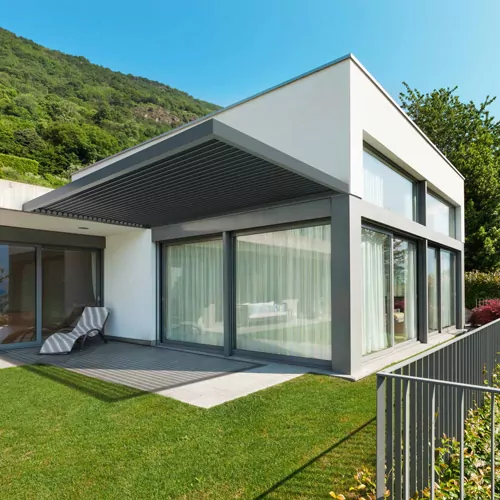 Lamellendach an modernem weißem Haus