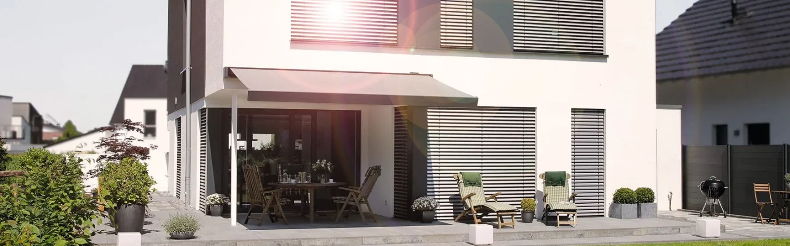 Modernes Einfamilienhaus mit Terrasse und Markise