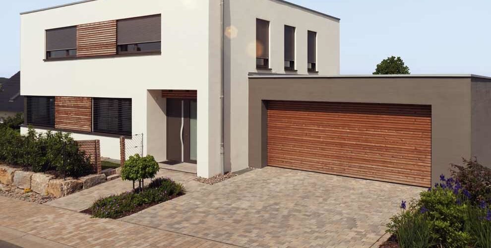 Modernes Haus mit Rollladen an Fenster und Garage